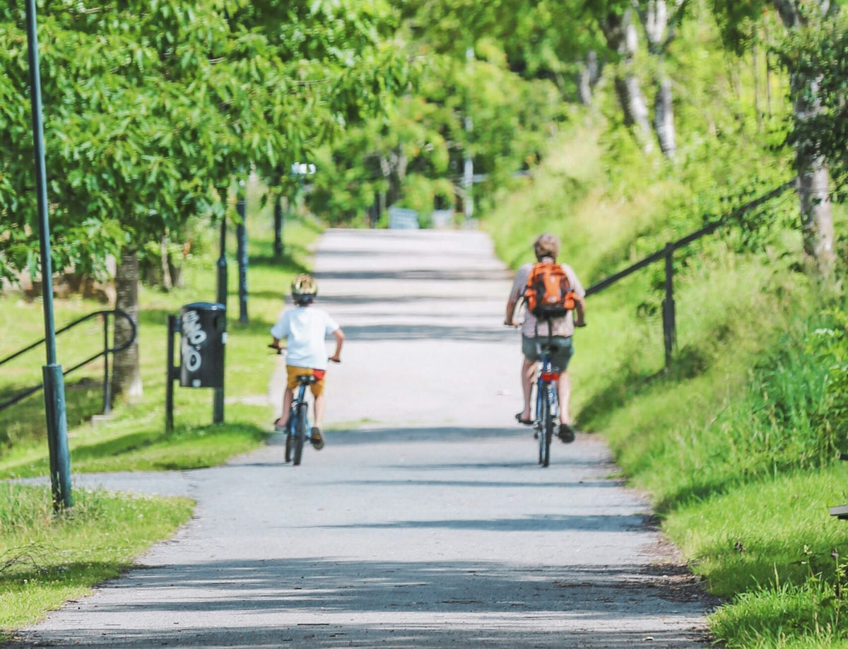 Två cyklister. Somrig cykelsemester i Sverige.